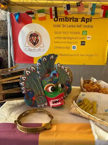 Attività culturali e religiose Lo stand di Umbria Api con una maschera tradizionale singalese e dolci dello Sri Lanka