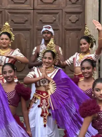 Istruzione e sostegno ai giovani Giovani della comunità in costume tradizionale di danza dello Sri Lanka