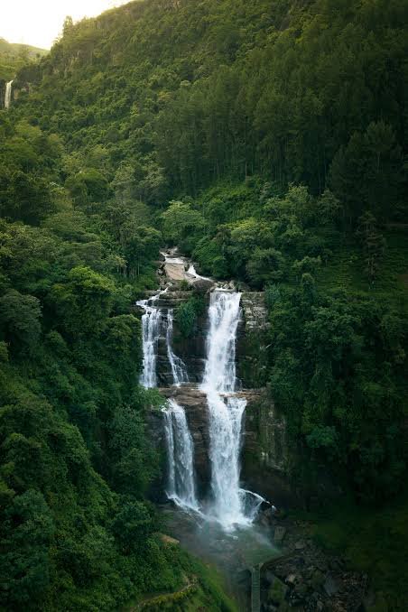 Cascata tra le colline di Nuwara Eliya