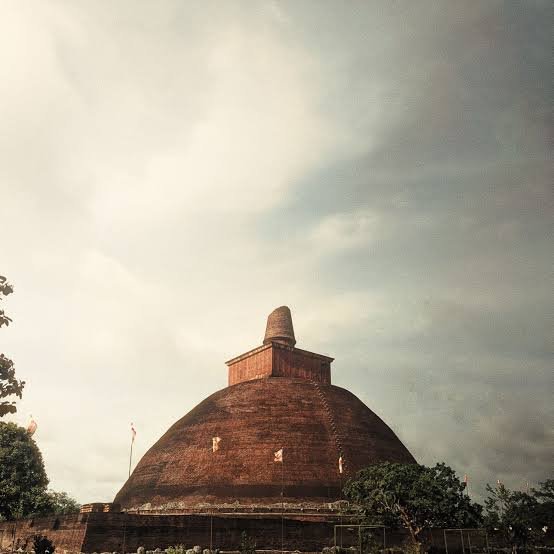 Antico stupa ad Anuradhapura